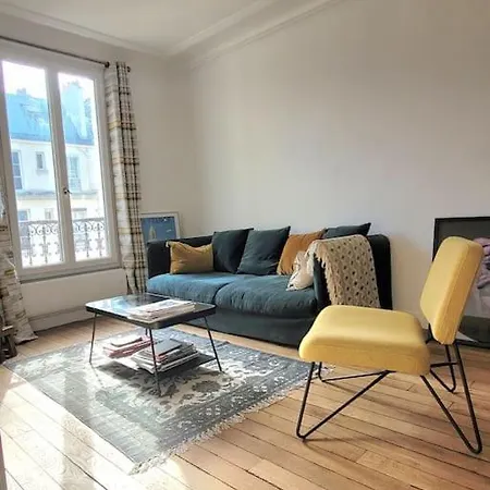 Very Bright And Spacious In Appartement Paris